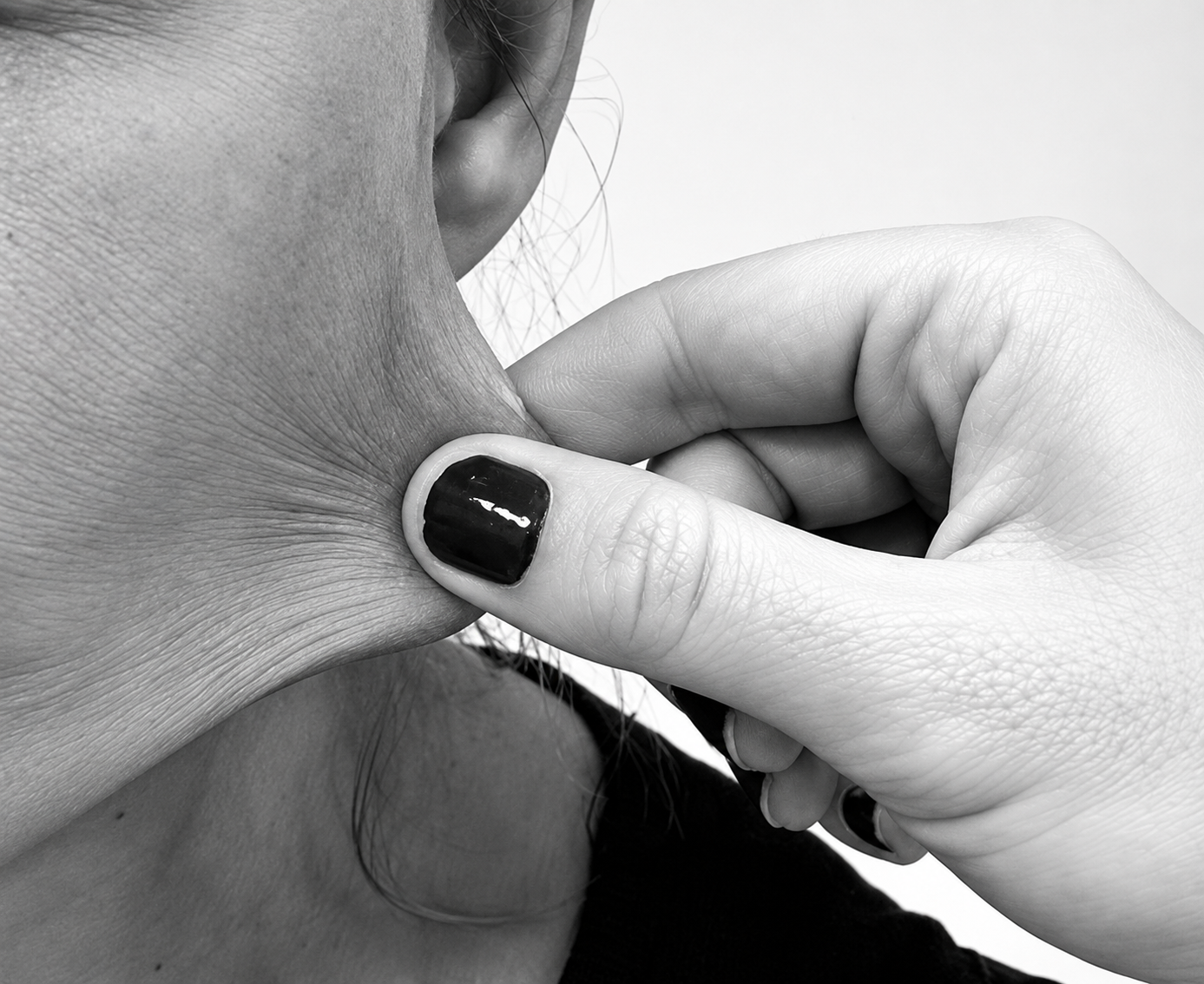 Fotografia em preto e branco de avaliação da pele na região cervical